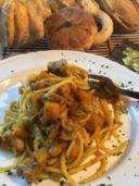 Colori e sapori d'autunno con gli spaghetti alla zucca, funghi porcini e salsiccia