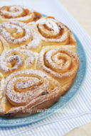 Torta di rose con confettura di albicocche, granella di nocciole e uvetta