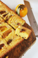 Torta morbida con panna acida, gocce di cioccolato e cachi