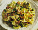 Farfalle con piselli e cipollotti.