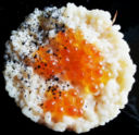 Caviale rosso su risotto al profumo di mare e sale nero di Cipro