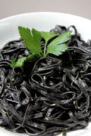 Tagliolini al nero di seppia con aglio e limone