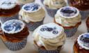 Cupcakes alla vaniglia e cioccolato decorati per un motociclista