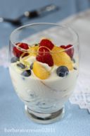 Un bicchiere pieno di freschezza - frutta e yogurt