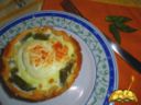 Mini-quiche alta-alta con asparagi, uovo e crescenza e la Sfida di Maggio
