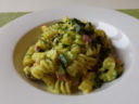 Pasta cremosa con zucchine e pancetta