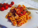 Fusilli al sugo con pomodorini secchi, acciughe e olive taggiasche