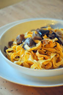 Tagliatelle di zucca (fatte in casa) con funghi porcini