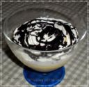 Coppette con crema, panna e topping al cioccolato