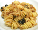 Pasta con cavolfiore, pomodori secchi e olive