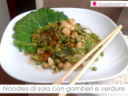 Noodles con gamberi e verdure