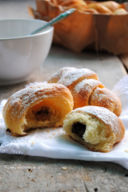 Brioches al latte ripiene di cioccolato