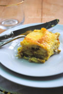 Idee per Natale: lasagnetta allo zafferano con carciofi, ragù e provola