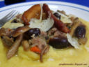 Polenta con funghi misti, salsiccia e pancetta arrosto