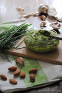 Tagliolini alle chiare d'uovo con pesto di erba cipollina e ricotta di capra