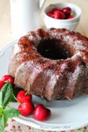 Ciambella all'olio con cacao amaro e ciliegie