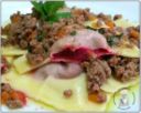 Ravioloni all'hummus di barbabietola con Ragout speziato di agnello