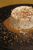 Budino di yogurt con salsa mou, cioccolato di Modica e briciole d'oro.