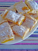 Strudel dolce con albicocche sciroppate e noci