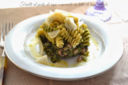 Ricetta fusilli al pesto di nocciole e rape  su letto di rape saltate