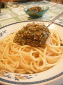 Spaghetti alla chitarra con pesto di pomodori secchi, nocciole e rucola