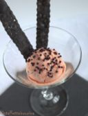 Spuma di trota salmonata al gin Bombay e crostoli al nero di seppia