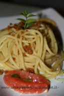 Spaghetti con alici, salsa agli agrumi e pane fritto croccante all’arancia
