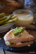 PANINO CON ASPARAGI, SALSA OLANDESE E FETA