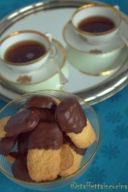 Biscottini al cocco con glassa di cioccolato