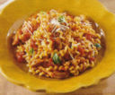 Fusilli lunghi con il coniglio, delicato, anche per i piccoli.