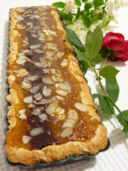 Crostata con amaretti e confettura di albicocche, fragole, pesca e mandorle