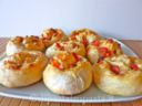 Girelle di pizza con peperoni alici e caciocavallo