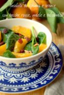 Insalata di spinaci e arance, con bacche rosse, miele e aceto balsamico