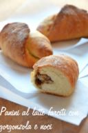 Panini al latte farciti con gorgonzola e noci
