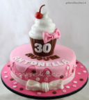Torta decorata per un 30° compleanno con cupcake per una appassionata di dolci