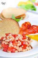 Tortillas-taragne con insalata di fagioli tondini e pomodori