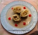 Rose di pasta fresca ripiena con salsa di noci