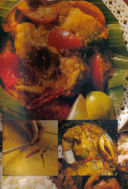 Trota salmonata con pomodori e cipolle.