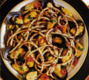 Bucatini piccanti con salsa di olive e cozze.