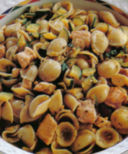 Orecchiette piccanti con salmone e zucchine.