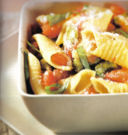 Garganelli allo zafferano con pomodoro e fave fresche