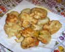 Frittelle di fiori di zucca (sciurilli c'a' pastetta), un classico napoletano.