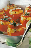 Pomodori farciti con uova strapazzate e ricotta.