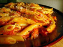 Salsa marinara al vino rosso con ritagli di funghi e lische di pesce.