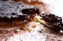 Torta capovolta alle banane con copertura di cioccolato