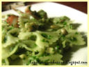 FARFALLE CON PESTO DI RUCOLA, NOCI E GAMBERI