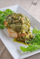 Filetti di merluzzo al pesto di rucola e pomodori secchi su crostini di pane all'aglio