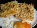 Crumble di orzo e mandorle con albicocche e agrumi