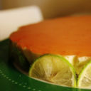 Cheesecache con base al musli e gelee di pesche e lime.