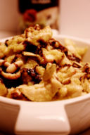 Pollo con i porri  semi di zucca e pinoli.